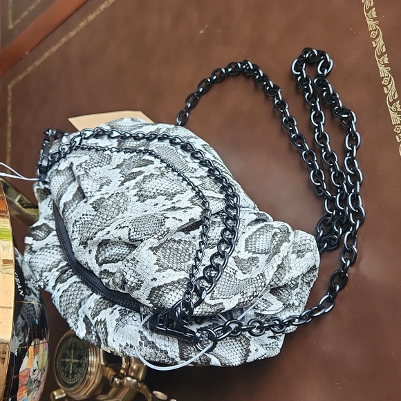 NWT ❗️ Stwve Madden Bantonia snake faux leather puffer Crossbody bag with metal - Picture 4 of 16
